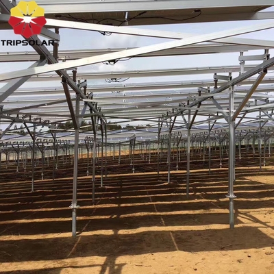 Instalação em campos abertos Sistema de montagem em solo de rede solar com design personalizado