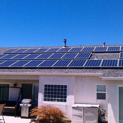 Aplicação de um dispositivo de fixação de conectores para painéis solares