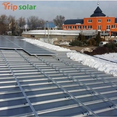 Aplicação de um dispositivo de fixação de conectores para painéis solares